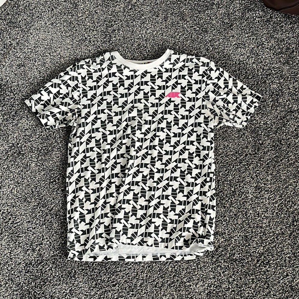 Nike Shirt, Standard Fit Size medium